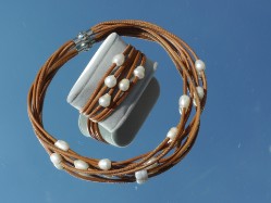 Lederketten und Armbänder
